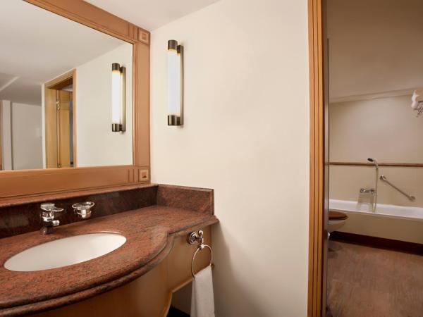 Le Meridien Kochi : photo 2 de la chambre club room, club lounge, guest room, 1 king with 10% f & b discount