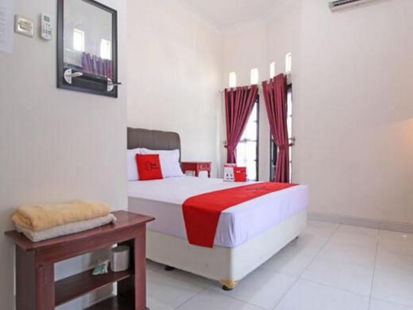 RedDoorz near UMY Yogyakarta : photo 5 de la chambre chambre familiale