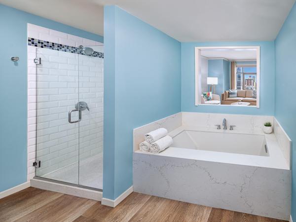 Margaritaville Hotel San Diego Gaslamp Quarter : photo 2 de la chambre hébergement spa avec 1 lit king-size