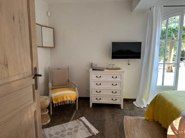 Le Clos des Sept Palmiers : photo 4 de la chambre chambre double avec accès au jardin