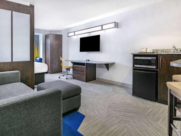 Microtel Inn & Suites by Wyndham Austin Airport : photo 2 de la chambre suite lit queen-size – non-fumeurs