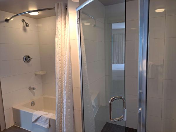 Best Western Plus Vancouver Airport Hotel : photo 3 de la chambre suite lit king-size avec canapé-lit