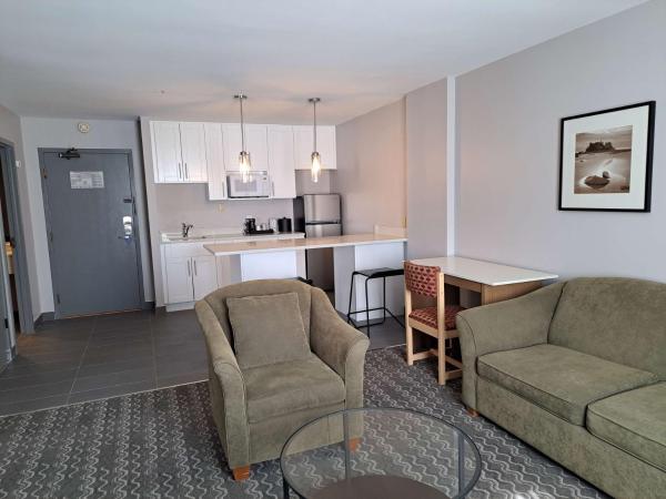 Best Western Plus Vancouver Airport Hotel : photo 2 de la chambre suite lit king-size avec canapé-lit