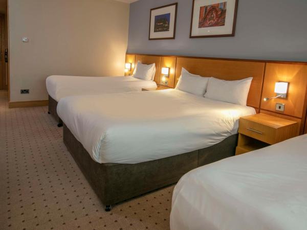 The Crown London, WorldHotels Distinctive : photo 3 de la chambre chambre familiale avec lit double et lits jumeaux