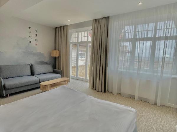 Hotel Zhong Hua : photo 1 de la chambre chambre lit king-size - vue sur mer