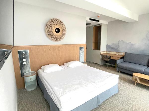 Hotel Zhong Hua : photo 2 de la chambre chambre lit king-size - vue sur mer