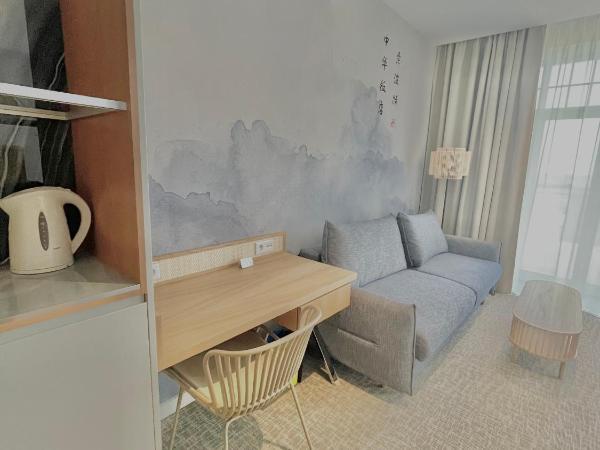Hotel Zhong Hua : photo 7 de la chambre chambre lit king-size - vue sur mer
