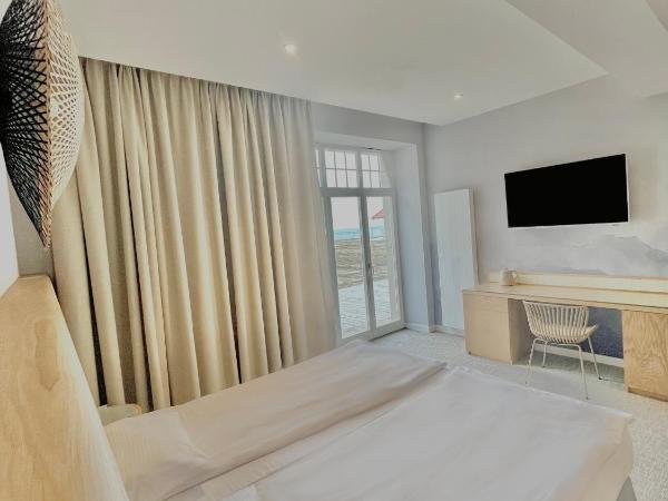 Hotel Zhong Hua : photo 9 de la chambre chambre lit king-size - vue sur mer