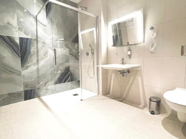 Hotel Zhong Hua : photo 8 de la chambre chambre lit king-size - vue sur mer