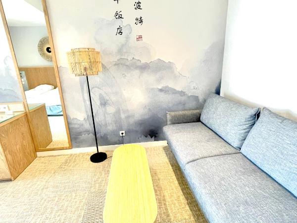 Hotel Zhong Hua : photo 5 de la chambre chambre lit king-size - vue sur mer