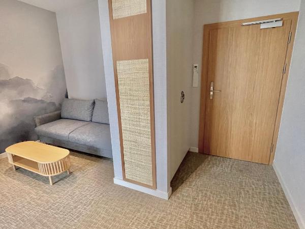 Hotel Zhong Hua : photo 10 de la chambre chambre lit king-size - vue sur mer