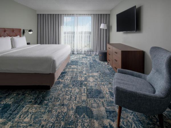 Four Points by Sheraton Suites Tampa Airport Westshore : photo 1 de la chambre one-bedroom deluxe king suite with sofa bed and roll-in shower - mobility accessible