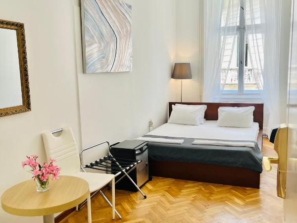 City Rooms : photo 4 de la chambre chambre double standard avec salle de bains commune