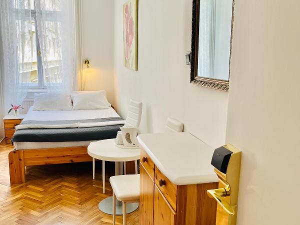 City Rooms : photo 8 de la chambre chambre double standard avec salle de bains commune