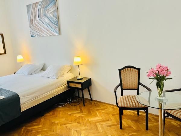 City Rooms : photo 9 de la chambre chambre double standard avec salle de bains commune