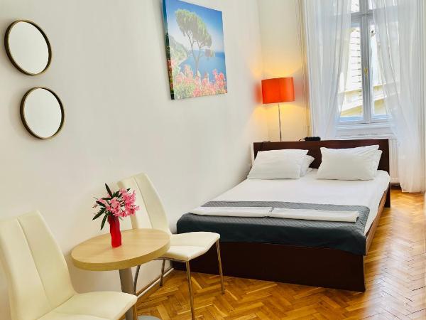 City Rooms : photo 10 de la chambre chambre double standard avec salle de bains commune