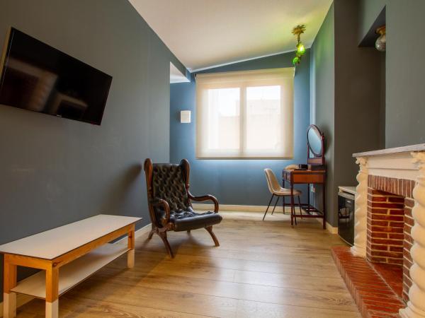 Les Monges Palace Boutique : photo 2 de la chambre chambre triple