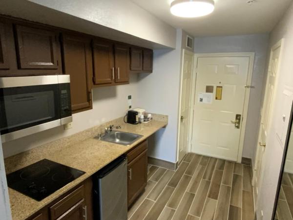 Quality Inn & Suites University-Airport : photo 5 de la chambre chambre lit king-size