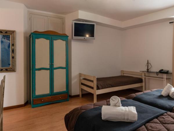 Hotel Alquimia Cadiz : photo 4 de la chambre chambre triple avec salle de bains privative