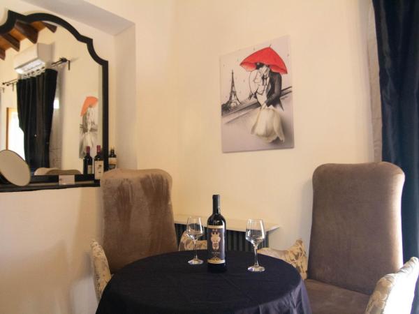 La Corte Della Regina : photo 9 de la chambre suite lit king-size - vue sur piscine