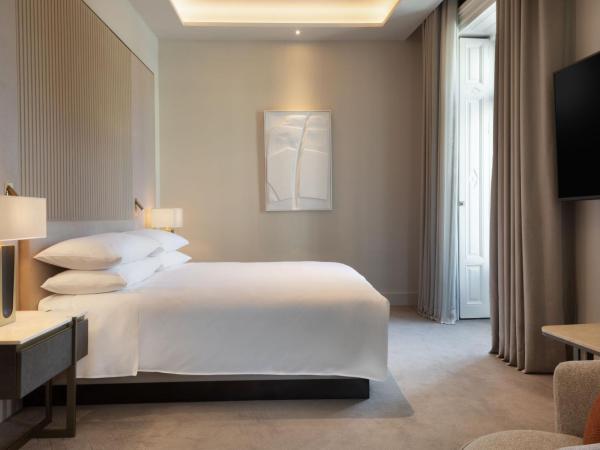 JW Marriott Hotel Madrid : photo 7 de la chambre chambre lit king-size premium deluxe avec balcon - vue sur ville