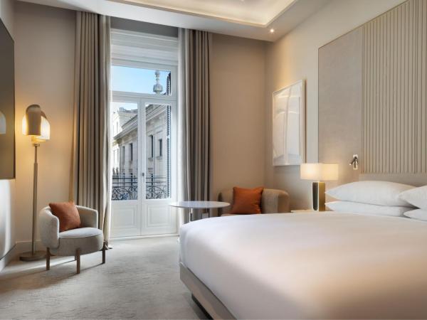JW Marriott Hotel Madrid : photo 5 de la chambre chambre lit king-size de luxe - vue sur ville et balcon