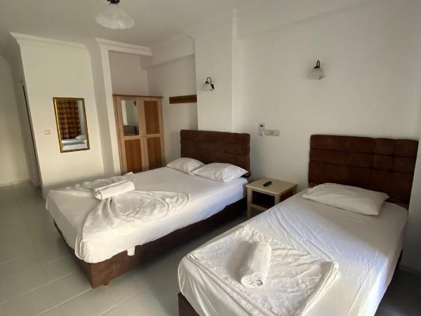 AY OTEL 2 : photo 1 de la chambre chambre familiale