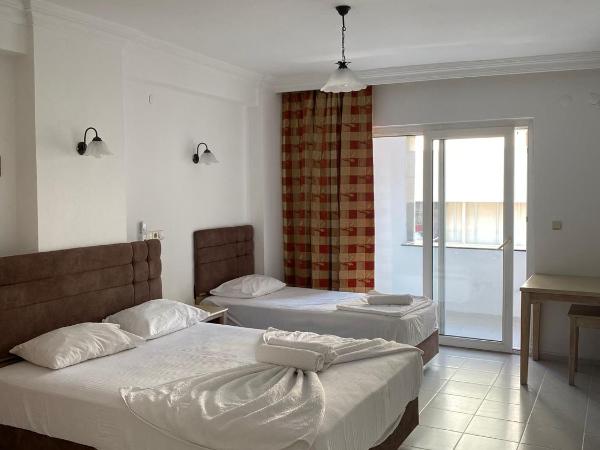 AY OTEL 2 : photo 6 de la chambre chambre familiale