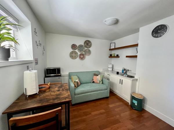 Newly Renovated Walkout Basement in Vancouver with Separate Entrance : photo 1 de la chambre chambre double avec salle de bains privative