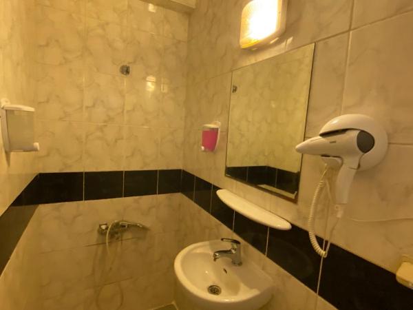 AY OTEL 2 : photo 5 de la chambre chambre lits jumeaux Économique