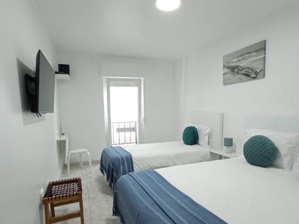 Residencial Mira-Mar : photo 4 de la chambre chambre triple avec balcon