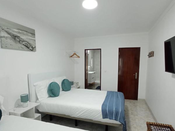 Residencial Mira-Mar : photo 5 de la chambre chambre triple avec balcon