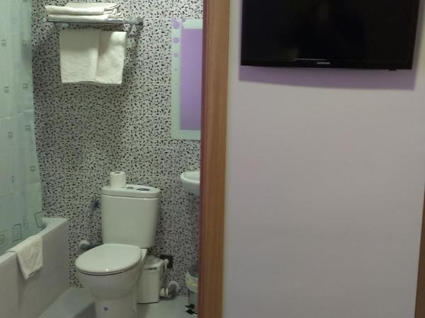 Hostal Bisbal ONLY ADULTS NO AC : photo 9 de la chambre chambre lits jumeaux