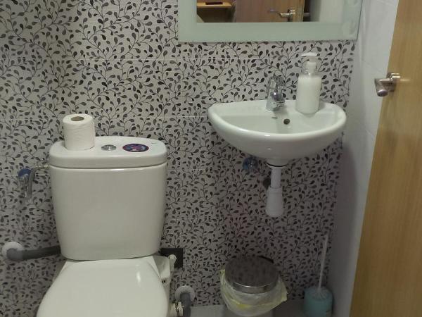 Hostal Bisbal ONLY ADULTS NO AC : photo 7 de la chambre chambre lits jumeaux