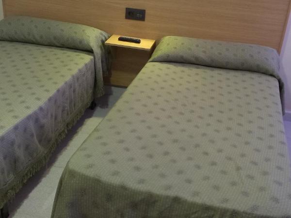 Hostal Bisbal ONLY ADULTS NO AC : photo 5 de la chambre chambre lits jumeaux