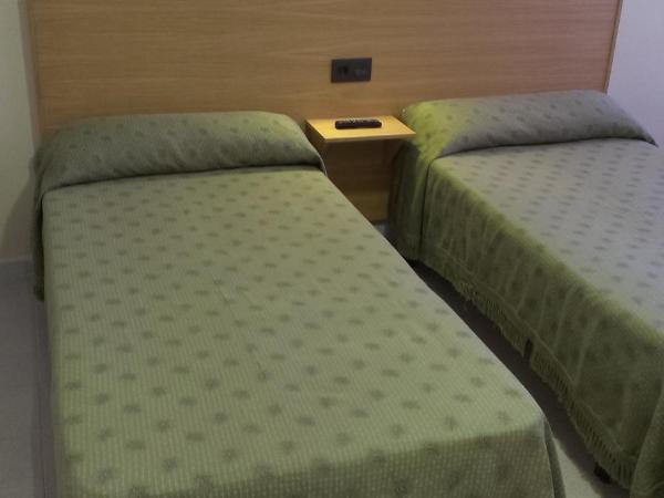Hostal Bisbal ONLY ADULTS NO AC : photo 4 de la chambre chambre lits jumeaux