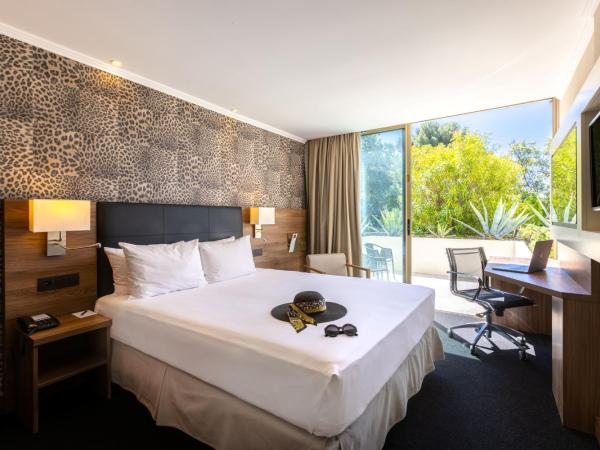 Luxotel Cannes : photo 1 de la chambre chambre double accessible aux personnes à mobilité réduite - vue sur jardin