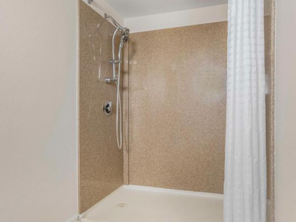 Chateau Beachfront Resort - BW Signature Collection : photo 4 de la chambre chambre lit queen-size avec douche accessible en fauteuil roulant - accessible aux personnes à mobilité réduite/non-fumeurs