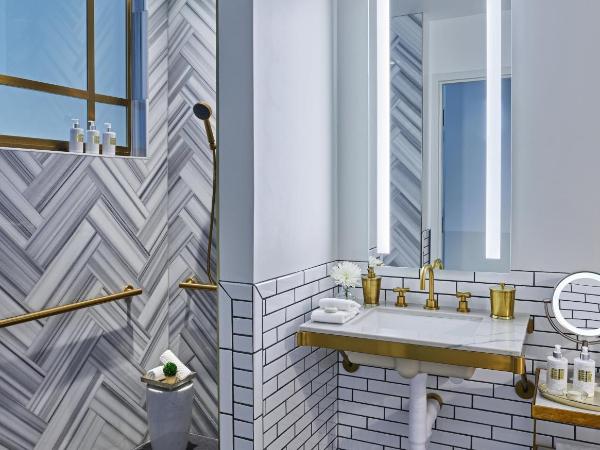 Halcyon - A Hotel in Cherry Creek : photo 5 de la chambre chambre lit king-size avec douche accessible en fauteuil roulant - adaptée aux personnes à mobilité réduite