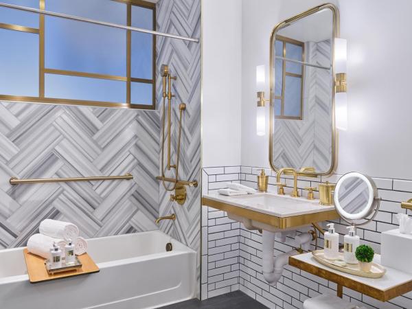 Halcyon - A Hotel in Cherry Creek : photo 4 de la chambre great room - two queens tub - disability access