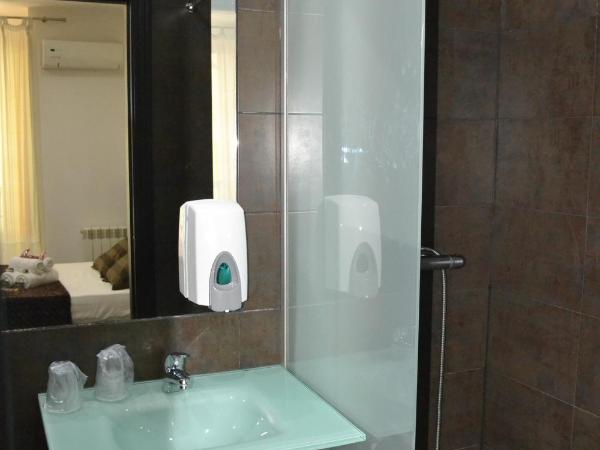 Hostal El Brezo : photo 1 de la chambre chambre double – vue sur ville