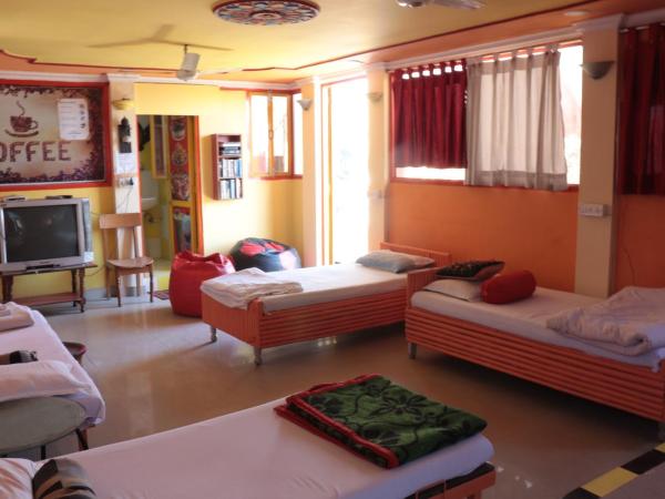 Govind Hotel : photo 1 de la chambre dortoir de 4 lits pour hommes 
