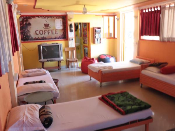 Govind Hotel : photo 3 de la chambre dortoir de 4 lits pour hommes 