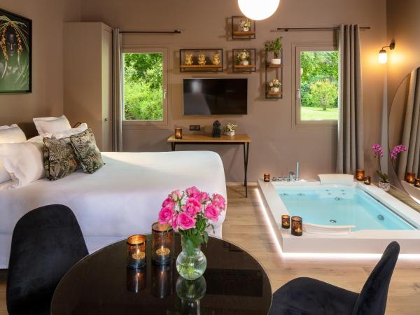 Bastide de Damien : photo 3 de la chambre chambre lit king-size avec baignoire spa