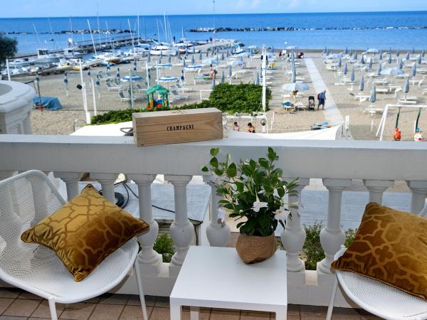 Villa La Torretta Luxury B&B - Adults Only - : photo 3 de la chambre chambre double deluxe avec balcon - vue sur mer