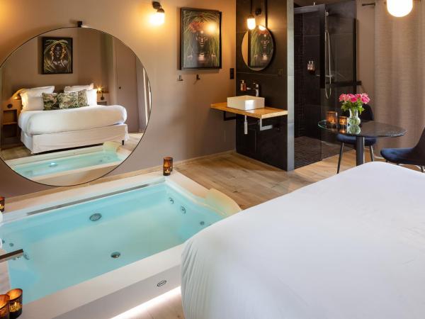 Les Chambres Romantiques - JACUZZI Privatif, Domaine Aixois d'exception : photo 10 de la chambre chambre lit king-size avec baignoire spa