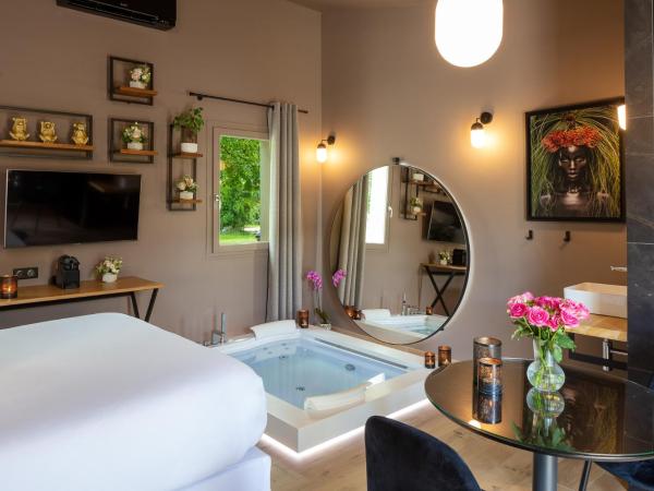 Les Chambres Romantiques - JACUZZI Privatif, Domaine Aixois d'exception : photo 9 de la chambre chambre lit king-size avec baignoire spa