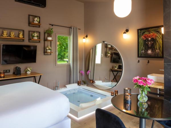 Bastide de Damien : photo 4 de la chambre chambre lit king-size avec baignoire spa