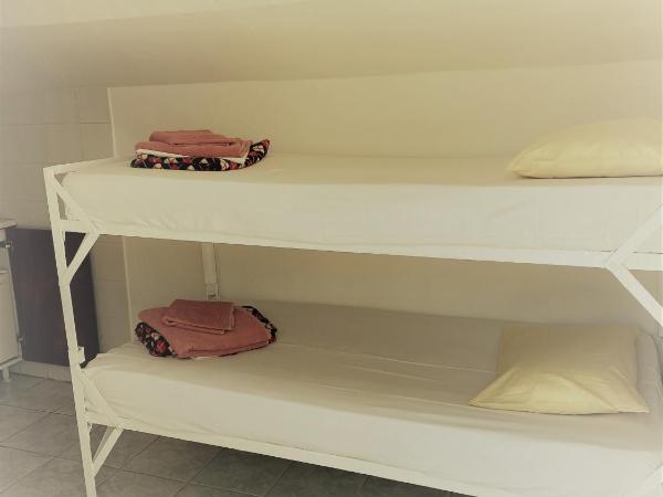 Santorini Camping & Hostel : photo 6 de la chambre chambre lits jumeaux Économique