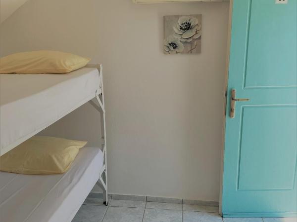 Santorini Camping & Hostel : photo 1 de la chambre chambre lits jumeaux Économique